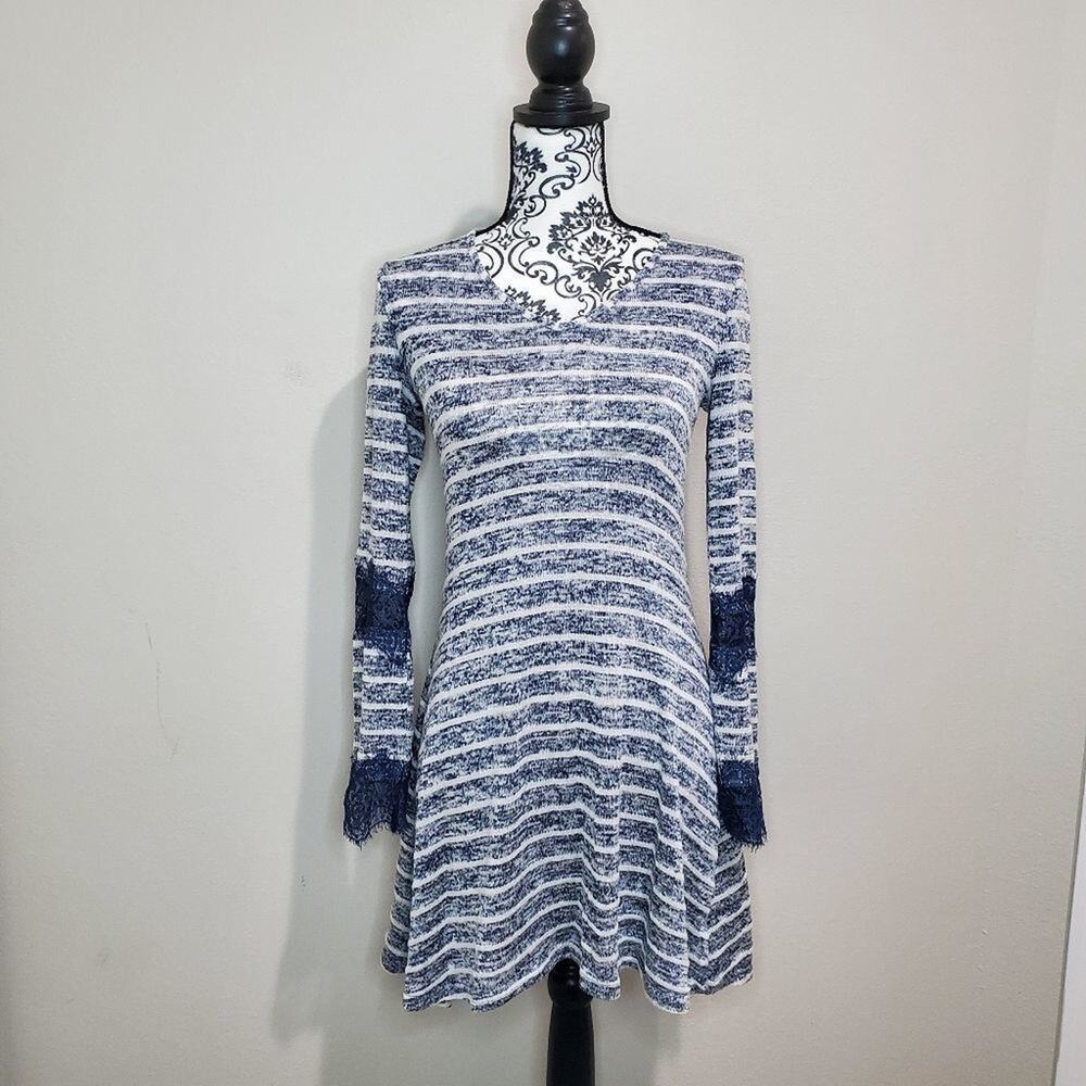 J Gee small womens blue and white striped dress